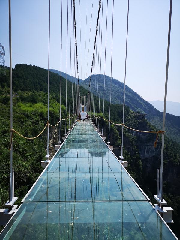 重庆1000米高的5D玻璃悬空吊桥可以体验了你敢去吗