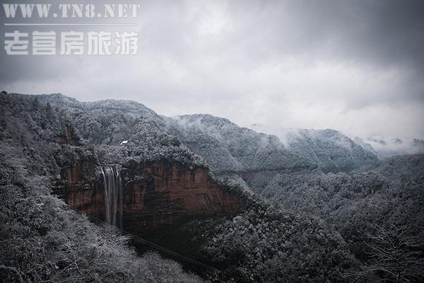 江津 · 四面山

四面山在地质学属倒置山，拥有世界自然遗产“丹霞地貌”的特征，极具世界级品质的景观观赏价值。每当下雪之后，绵延不断的峰峰岭岭远观之下极其壮观，近看千姿百态的雪雕则呈现出精致唯美的景象。