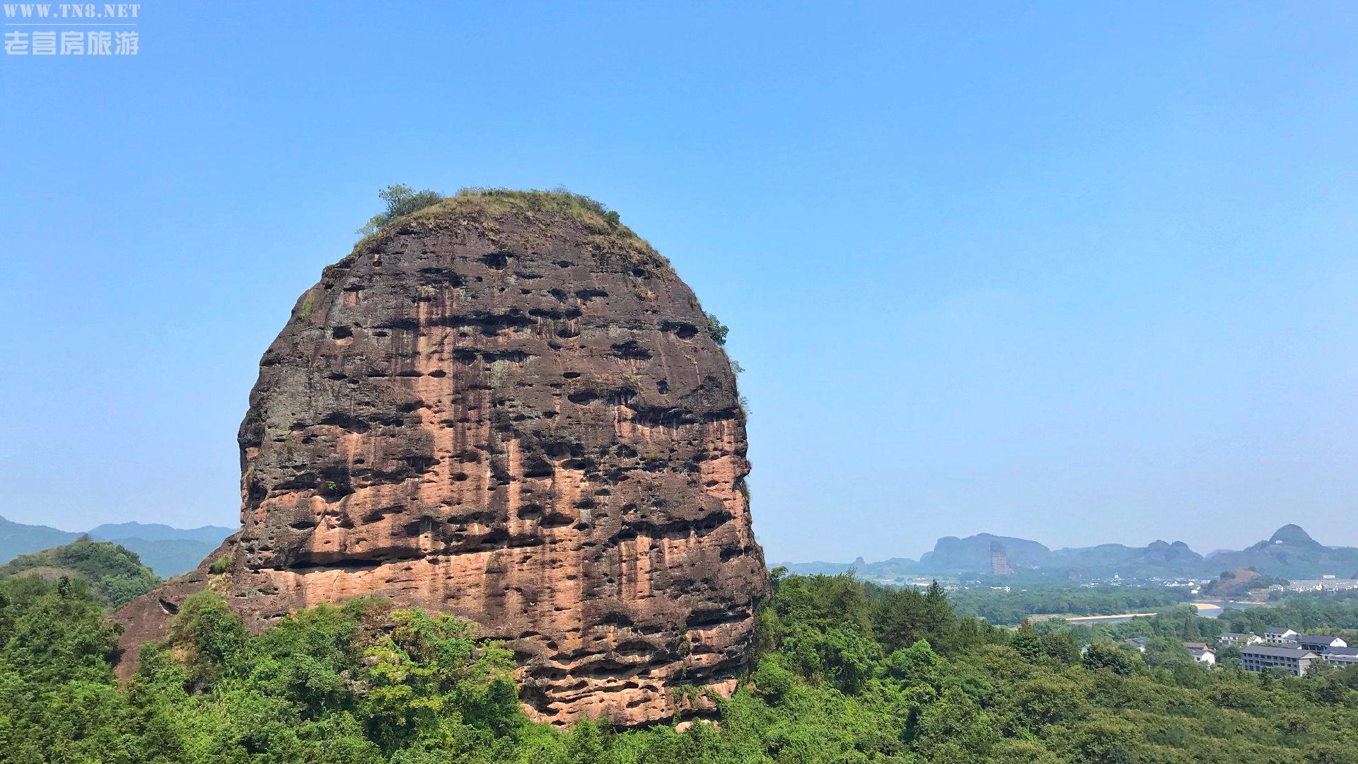 龙虎山
闻说仙家眷恋此地，龙虎山是道教祖庭。天师府的晨钟暮鼓，沁人心脾，泸溪河的竹筏，悠然闲趣，实景演出，震撼无比。