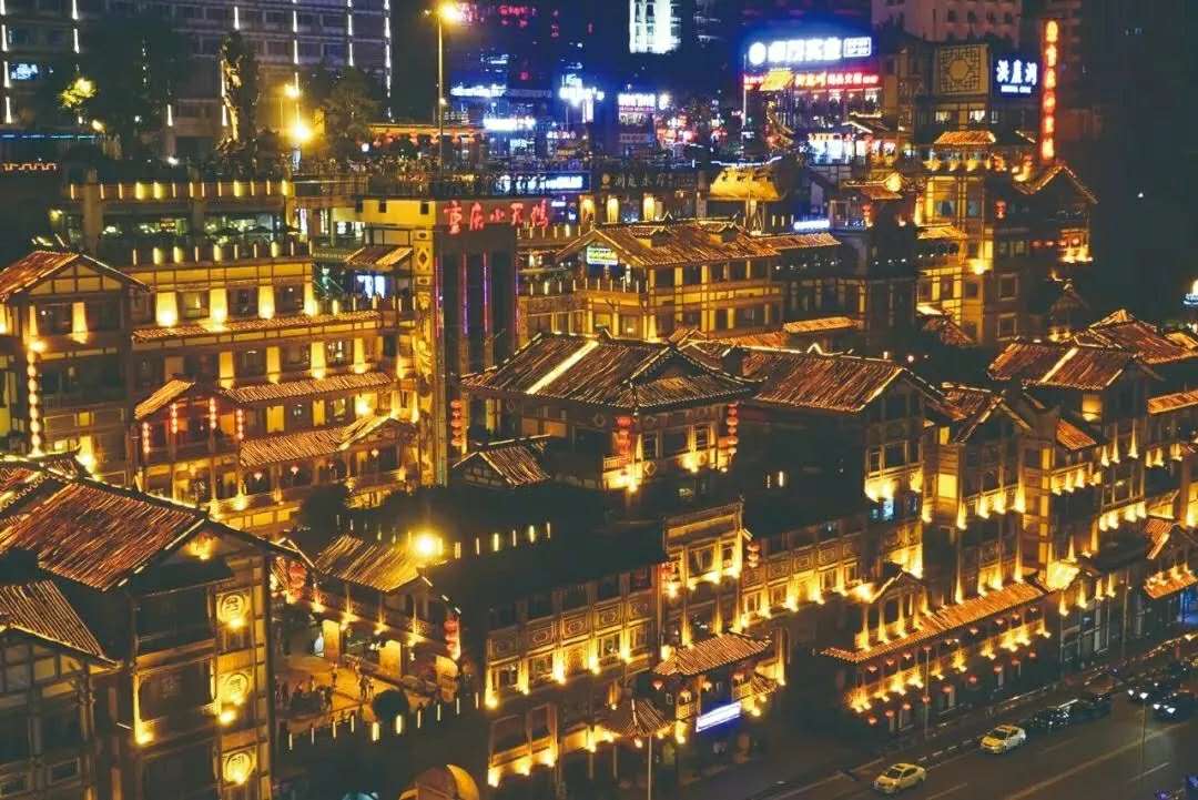 洪崖洞在灯光的辉映下,犹如《千与千寻》中的场景,也成为了重庆最