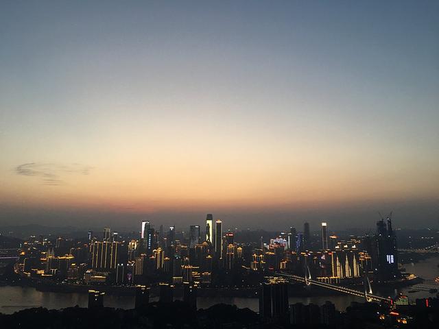 周末放假就去饱览重庆夜景的南山一棵树