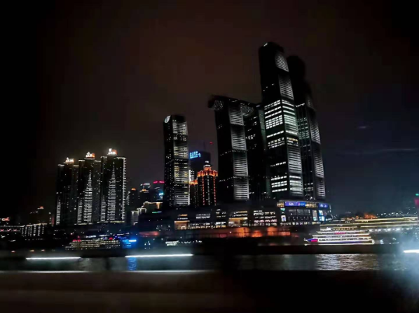 重庆夜景，一座获得中国十大夜经济影响力城市榜首的不夜城