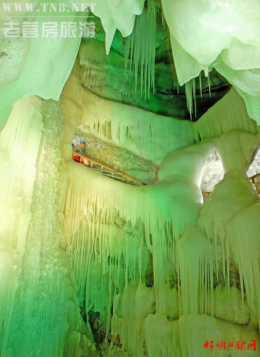 万年冰洞发育于忻州市宁武县麻地沟村西南3公里、海拔2200米的奥陶系灰岩洞中，纬度为38°50′，是世界中纬度永久冻土层以外唯一的冰洞，宽10余米到20余米，深度为100多米，上下共分五层，已经开发的深度为三层60米，形成于新生代第四纪冰川期，距今已有300万年的历史了。